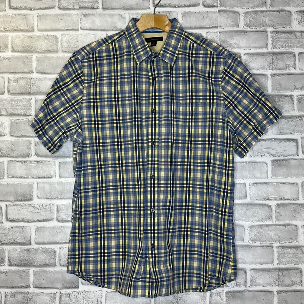 Banana Republic men’s yellow, blue and white plaid button up short sleeve shirt‎